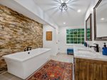 Gleesome Inn - Lower Level Shared Full Bathroom 